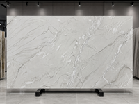 Dalles et carreaux en quartzite Montblanc pour plans de travail de cuisine, crédences, revêtements muraux, dessus de meubles, marches d'escalier et carreaux de sol
