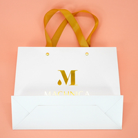 Sac de shopping en papier personnalisé pour boutique avec poignée en ruban, emballage de luxe pour vêtements haut de gamme et marques de mode