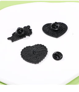 キスとハグXoxoピンクエナメルピンラブ電球猫合金バッジバレンタインデーカップル用テキストブローチ - Product Image 2