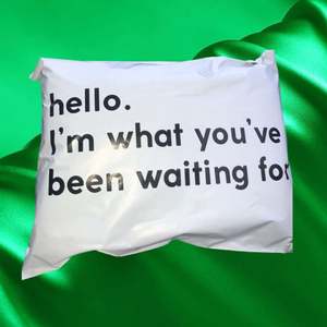 Sacs d'expédition en polyéthylène blanc imprimés personnalisés, biodégradables, imperméables et autocollants - Product Image 1