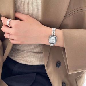 Léger <span class=keywords><strong>luxe</strong></span> tempérament Bracelet montres bas prix bijoux femme niche mode tendance français perle Bracelet <span class=keywords><strong>montre</strong></span> à quartz - Product Image 2