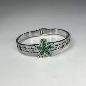 Bracelet en acier inoxydable tendance avec motif floral vert, plaqué or PVD, résistant, bijoux durables pour femmes - Product Image 1