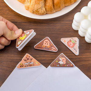 Clip Triangular para Notas Capybara de 50 mm, Clip de Plástico para Esquinas de Papel, para Estudiantes, Anti-rodaduras - Product Image 1