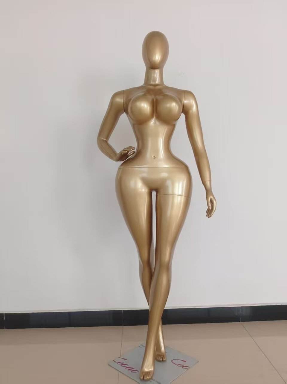 Peinture dorée avec tête et bras