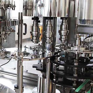 Chaîne de remplissage et de bouchage entièrement automatique CE pour bouteilles PET, ligne de rinçage rotatif et d'étiquetage à remplissage à chaud pour jus d'orange, de pomme et de mangue - Product Image 5
