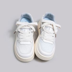 Zapatillas de malla blancas de moda para mujer, ligeras y transpirables con suela gruesa elevada, elegantes para el día a día. - Product Image 1