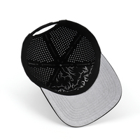 Casquette de baseball trucker sportive personnalisée à visière incurvée, perforée au laser, 5 panneaux, 100 % polyester, imperméable, avec patch PVC
