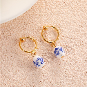 Colgante 3D Vintage para mujer, Pendientes colgantes de cuentas de cerámica azules y blancas pintados a mano, Clip de oreja de acero inoxidable <span class=keywords><strong>sin</strong></span> orificio para la oreja - Product Image 5