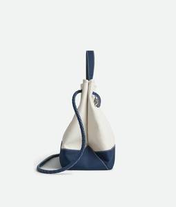 Sac à main Bottega BV Andiamo en toile bicolore avec détail de nœud signature et bandoulière coulissante en cuir Veneta - Product Image 3