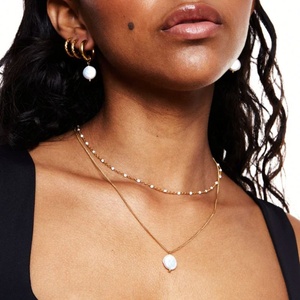 Collier ras du cou tendance avec pendentif plaqué or 18 carats et perles d'eau douce superposées, bijoux unisexes - Product Image 4