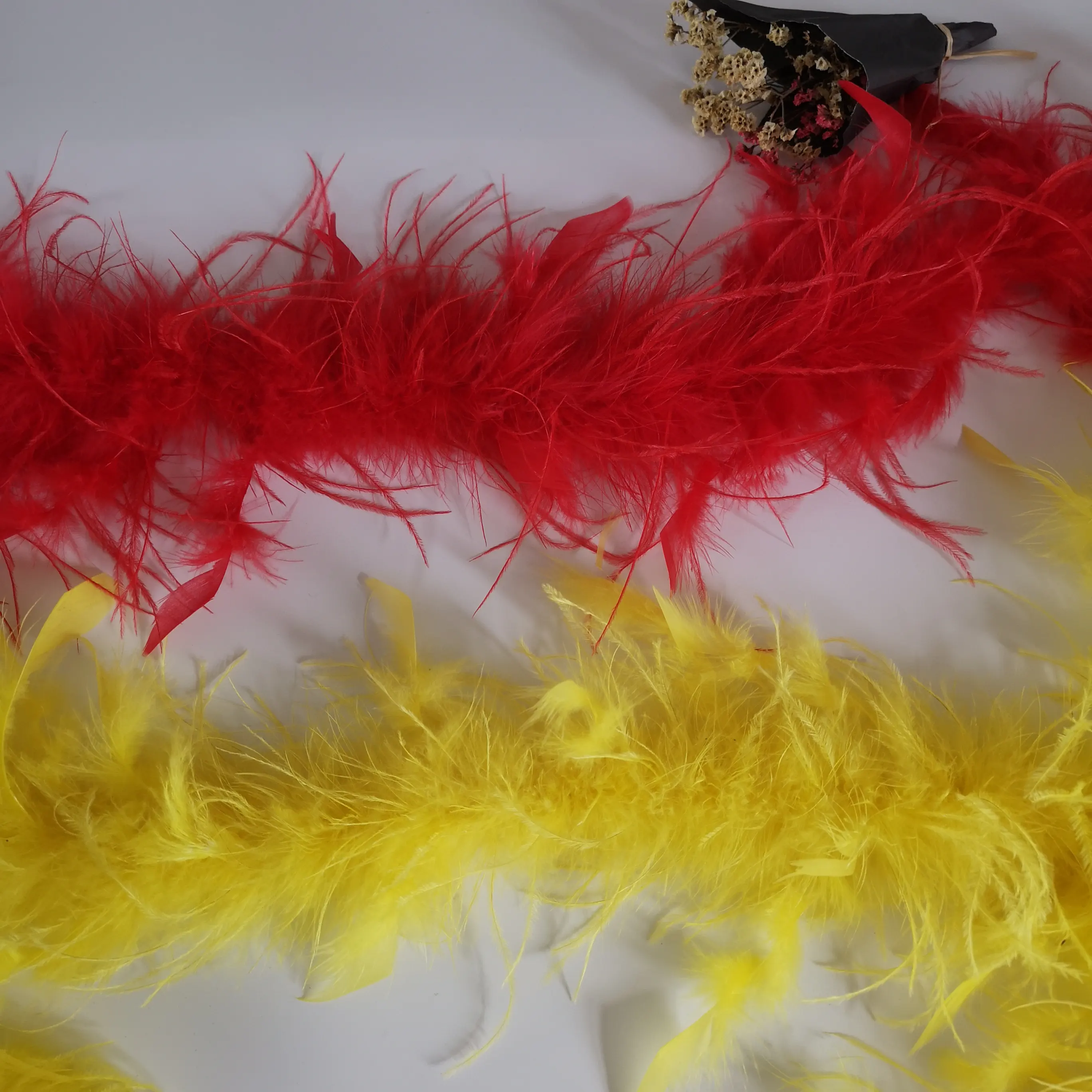 विभिन्न शैलियों रंग पीले लाल ओस्ट्रिक पंख बूस अनुकूलित 2 प्लाई ओस्ट्रोच फर पंख पट्टी ट्रिम