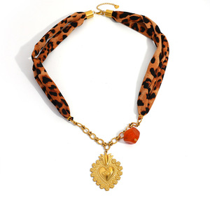 Collar de Pañuelo de Seda con Estampado de Leopardo, Colgante de Corazón de Acero Inoxidable, Bola de Resina Bañada en Oro de 18K, Elegante Accesorio de Moda - Product Image 5