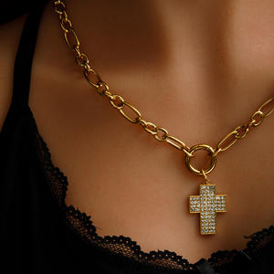 Collana YF5230 con Ciondolo a Croce in Zircone di Alta Qualità, Placcata in Oro 18K, Impermeabile, in Acciaio Inossidabile - Product Image 2