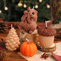 Cross-Border Stars Handgemachte Sojabohnen-Mischwachs Aromatherapie-Geschenkkerze mit Herbst-Winter-Atmosphäre, Kleines Eichhörnchen und Tannenzapfen
