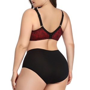 Ensemble de lingerie pour femmes grandes tailles avec soutien-gorge push-up à bonnets profonds et culotte string en dentelle respirante et écologique - Product Image 5