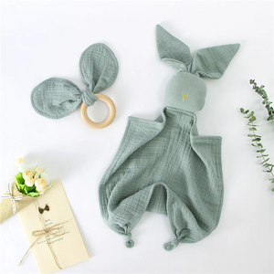 Copertina Comfort con Giocattolo Animale per Neonati 0-3 Anni, Coperta di Sicurezza in Cotone Biologico e Bavaglino - Product Image 6