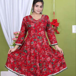 Nuevo y Más Vendido Traje Sharara Étnico de Rayón para Mujer con Detalle de Cuello Hecho a Mano, Pantalón y Dupatta para Fiesta, Materiales Reciclados, Todas las Temporadas - Product Image 1