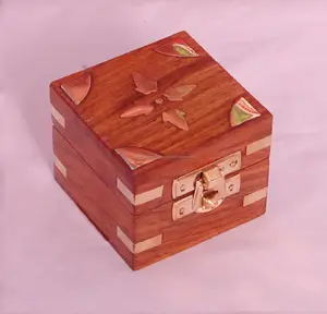 Artesanías de madera talladas a mano, cajas de baratijas, artículo pequeño de madera y diseño de incrustación de latón y hecho a mano