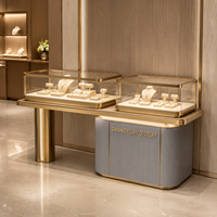 Ensemble de comptoirs de présentation de bijoux, vitrines en verre, cadre doré, base de rangement cannelée grise, logo personnalisé pour les magasins de vente de bijoux