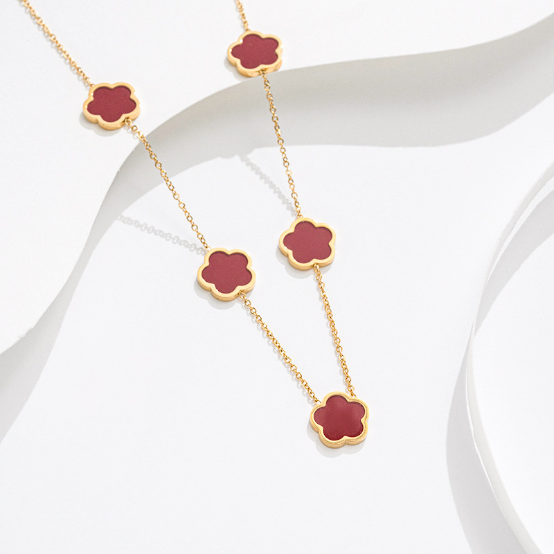 #07-Le collier rouge