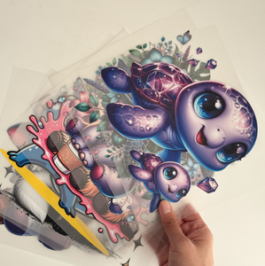 Transferts DTF en gros de 10 pouces, motif tortue de mer anime, transferts thermiques PET pour t-shirts, lavables et durables, sérigraphie - Product Image 1