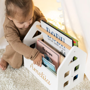 Étagère à livres en bois personnalisée en forme de maison pour la chambre des enfants, organisateur de livres pour bébé avec personnalisation du nom et design avec poignée - Product Image 2