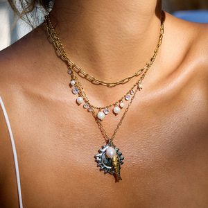 Collier pendentif poisson soleil en acier inoxydable plaqué or 18 carats avec perle d'eau douce et accents or et argent, thème océan - Product Image 2