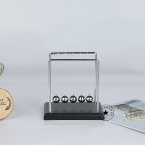 Pendolo <span class=keywords><strong>di</strong></span> <span class=keywords><strong>Newton</strong></span> in Metallo con Logo Inciso, Sfera <span class=keywords><strong>di</strong></span> Equilibrio Placcata in Nichel Nero con Serigrafia per Scrivania - Product Image 5