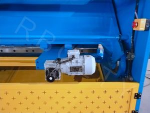 Macchina idraulica di taglio a trave oscillante E21S elettrica QC12K attrezzatura di taglio per la lavorazione efficiente del pezzo in metallo della lamiera - Product Image 4