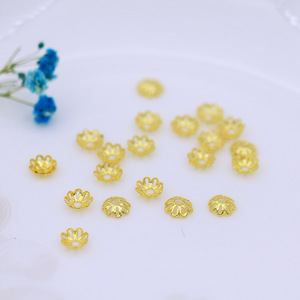 Cuentas de cobre chapadas en oro con forma de flor hueca, tamaño pequeño, para la fabricación de joyas, accesorios para pulseras DIY C18 - Product Image 1