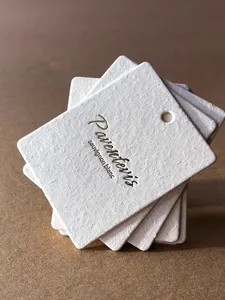 Luxe Gerecycled Kledinglabels In Reliëf Op Maat Gemaakte Hang-Tag Speciale Kartonnen Merknaam Hangtags Voor Kleding Eigen Logo