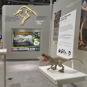 Jouet T-Rex réaliste pour enfants de 3 ans et plus, dinosaure marchant à piles avec effets de lumière rugissante pressés à la main en plastique - Product Image 3