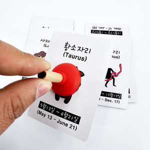 Tarjetas de descubrimiento con un pistón, un accesorio mágico interactivo con temática del zodíaco para las actuaciones nocturnas de King Magic. - Product Image 1