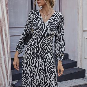 Robe midi noire à imprimé zèbre pour femme, col en V, manches évasées à volants, style portefeuille, en tissu mousseline écologique respirant, lavable, avec fermeture éclair - Product Image 4