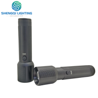 Lampe torche zoomable en gros IP65 400-500M 3000mAh 3000K Lumière chaude Rechargeable USB Marque privée Échantillonnage en 7 jours Logo personnalisé