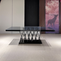 Tables durables modernes en MDF avec plateau noir en acier inoxydable, idéales pour hôtels, banquets, mariages, salons et événements extérieurs