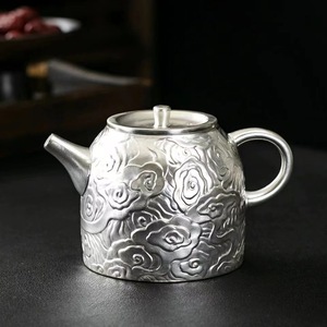 Théière en argent martelée à la main avec motif nuage porte-bonheur et couvercle – Théière haut de gamme pour usage domestique - Product Image 1