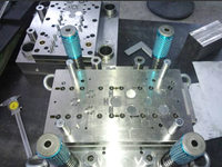L'usine produit en série des noyaux de stator en acier laminé pour avions télécommandés et drones.