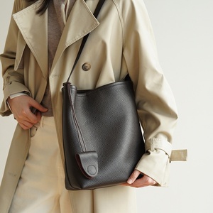 Sac à bandoulière en cuir véritable pour femme, décontracté, type seau, avec fermeture éclair, en polyester, sac à main de luxe avec breloques, sacs à main pour femmes - Product Image 2