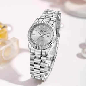 Montre pour femme avec lunette cannelée et bracelet en acier, un élément de joaillerie sophistiqué doté d'un affichage de la date. - Product Image 2