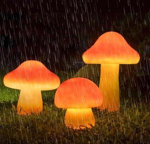Lampe en forme de champignon luminescent simulé personnalisée, en plastique et résine durables, alimentée par énergie solaire, décorative pour l'extérieur, pour Noël - Product Image 1