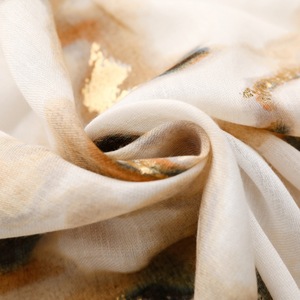 Écharpe longue de plage pour femme, design de marque, style hijab, imprimée à paillettes dorées vintage, avec pompons - Product Image 5