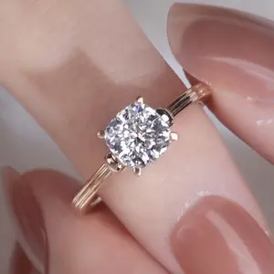 Cincin klasik empat cakar emas 18K, cincin soliter berlian Moissanite 7mm potongan bantalan VVS warna 2ct D