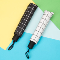 Parapluie pliant manuel classique moderne à motif quadrillé noir et blanc avec revêtement en vinyle protection UV pour les voyages