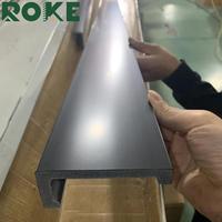 Plinthes ROKE Ps avec caractéristiques résistantes à l'eau, adaptées aux murs, aux coins et aux finitions de plafond
