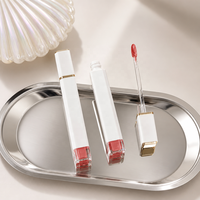 Tubes de brillant à lèvres liquide végétalien personnalisables avec logo, 5 ml, bandes dorées, corps blanc mat, fenêtre transparente, applicateur floqué, pour marques de beauté OEM