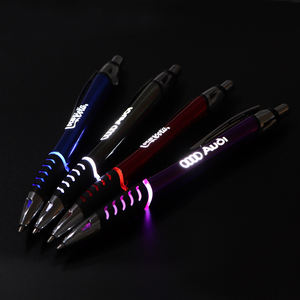 أقلام حبر جاف مضيئة LED فاخرة شعار متوهجة وقبضة شعار محفور مصنوع من البلاستيك - Product Image 1