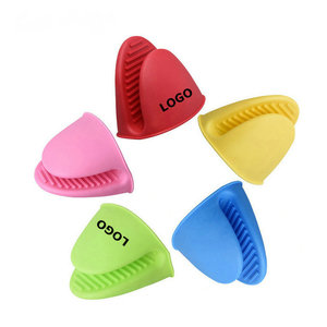 OKOLAY Mini mitaines <span class=keywords><strong>de</strong></span> four résistantes à la chaleur avec logo imprimé personnalisé Gants amusants et mignons Mitaine <span class=keywords><strong>de</strong></span> four en silicone pour la <span class=keywords><strong>cuisine</strong></span> - Product Image 1