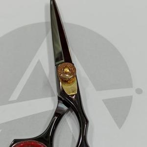 Ciseaux de coiffure pour barbier en titane noir de 5,5 pouces avec lame en acier inoxydable tranchante, fabriqués au Pakistan - Product Image 3