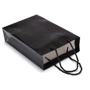 पैक पेपर बैग कस्टम डिजाइन काले लक्जरी कपड़े खरीदारी पैकेजिंग 250 लिए जेएसएम बनावट पेपर बैग